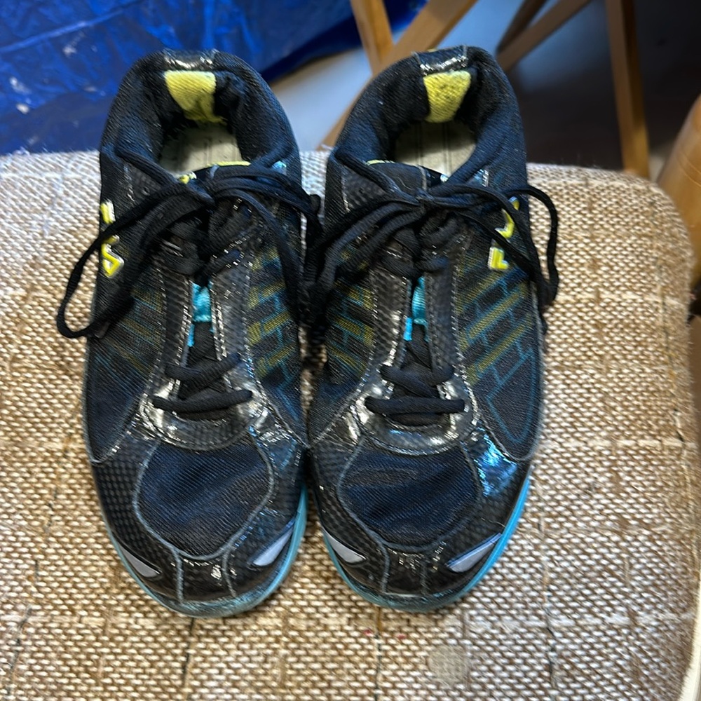 Great Fila gym shoes still in great condition lightly worn. Size women’s 8.